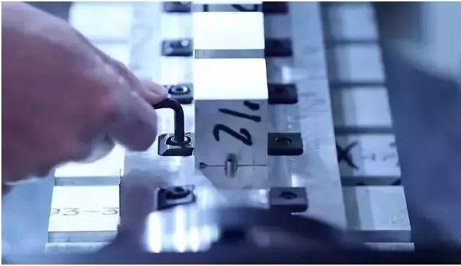 【新手必看】3軸、3+2軸、5軸加工的區(qū)別是什么？(圖14)